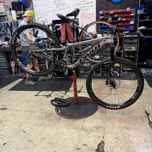 2021 Pivot Trail 429 XT Silver, gray or bare metal