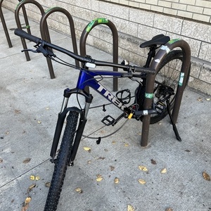 2023 Trek Marlin 6 (gen 3) hardtail mountain bike Blue