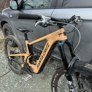2024 Santa Cruz Bullit Yellow or Gold