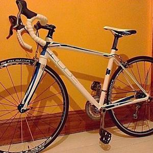 2013 Cube Axial White and Blue