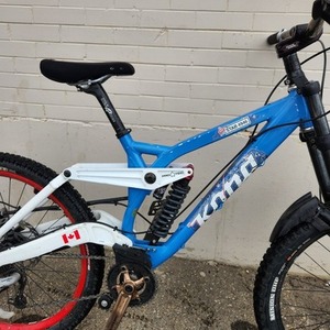 2010 Kona stinky 24 Blue and White