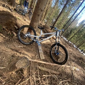 2025 Commencal Bikes Frs sykkel White en Blue