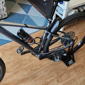 2022 Giant Fathom 1 Blue and Silver, gray or bare metal