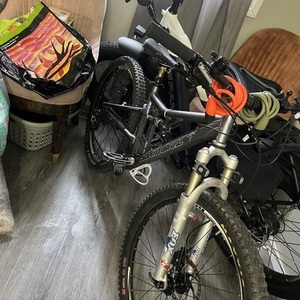 2025 Santa Cruz Full suspension,aluminum Silver, gray or bare metal