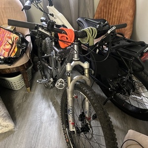 2025 Santa Cruz Full suspension,aluminum Silver, gray or bare metal