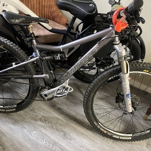 2025 Santa Cruz Full suspension,aluminum Silver, gray or bare metal