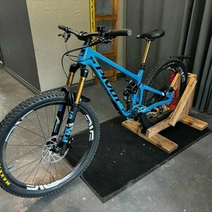 2025 Pivot Switchblade Blue