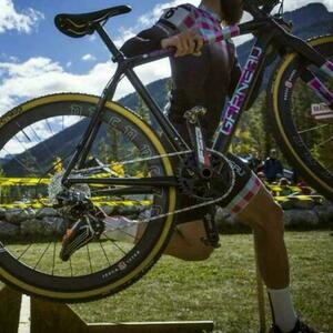 Garneau Hot sauce custom Black and Pink