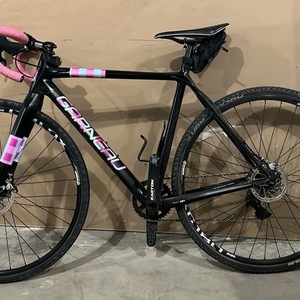 Garneau Hot sauce custom Black and Pink