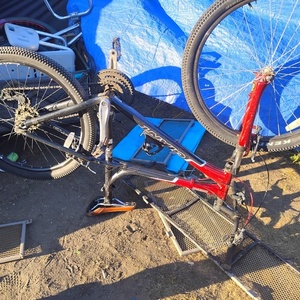 2005 Giant Boulder SE w Black and Red