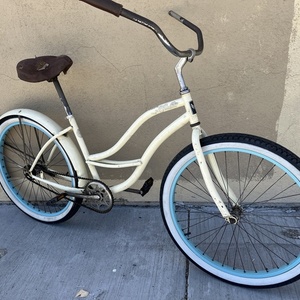 2015 Freedom Woman’s cruiser Yellow or Gold