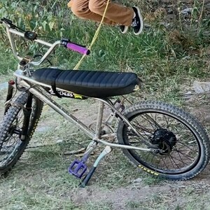 2023 ZOOZ UU750 Silver, gray or bare metal