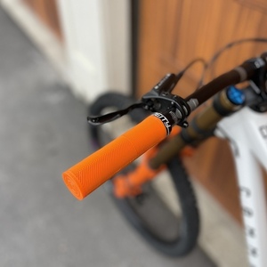 2023 Commencal Bikes Commencal Supreme DH V5 – Signature Air White