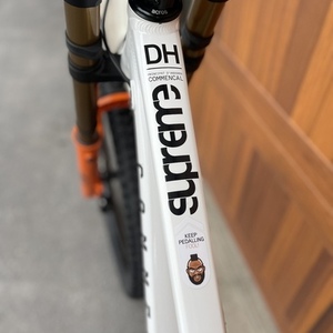 2023 Commencal Bikes Commencal Supreme DH V5 – Signature Air White