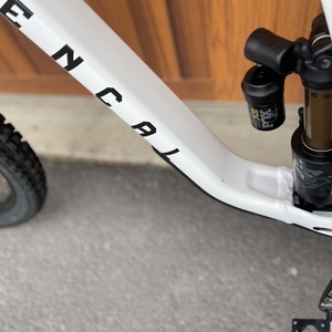 2023 Commencal Bikes Commencal Supreme DH V5 – Signature Air White