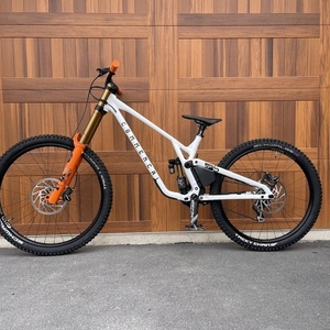 2023 Commencal Bikes Commencal Supreme DH V5 – Signature Air White