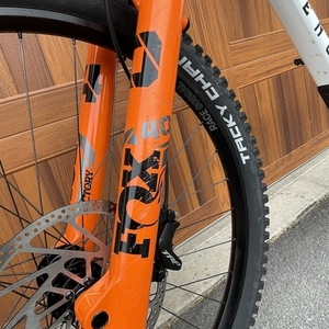 2023 Commencal Bikes Commencal Supreme DH V5 – Signature Air White