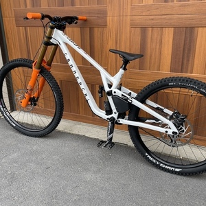 2023 Commencal Bikes Commencal Supreme DH V5 – Signature Air White