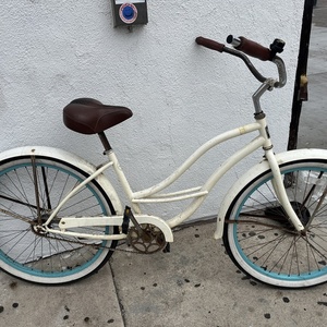 2016 Freedom Woman’s cruiser Yellow or Gold