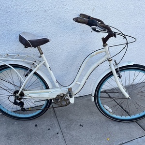 2015 Schwinn Woman’s cruiser Yellow or Gold