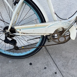 2015 Schwinn Woman’s cruiser Yellow or Gold