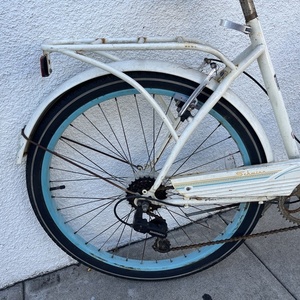 2015 Schwinn Woman’s cruiser Yellow or Gold