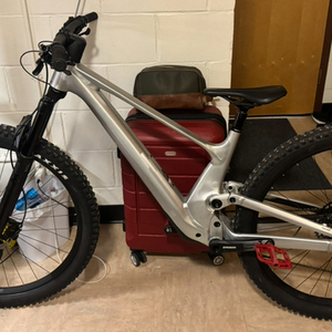 2023 SCOTT Genius 940 Silver, gray or bare metal