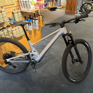 2023 SCOTT Genius 940 Silver, gray or bare metal