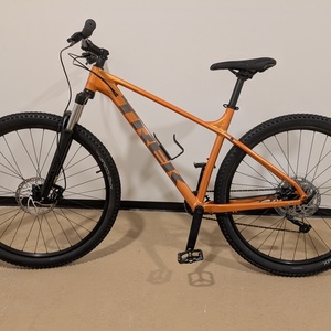2022 Trek Marlin 6 L Orange
