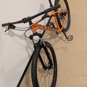2022 Trek Marlin 6 L Orange