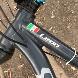 2022 Specialized Rockhopper sport fiets Silver, gray or bare metal