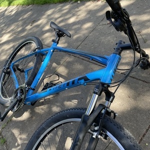 2023 Giant ATX 27.5 L Vibrant Blue Blue