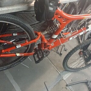 GT Bicycles I drive 4.0 XCR quth a fox racing rea... Red