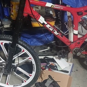 GT Bicycles I drive 4.0 XCR quth a fox racing rea... Red