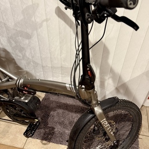 2023 Tern Tern Vektron S10 Folding Electric Bike Silver, gray or bare metal