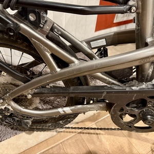 2023 Tern Tern Vektron S10 Folding Electric Bike Silver, gray or bare metal