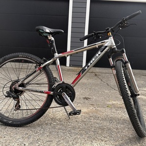 Trek 3500 Silver, gray or bare metal